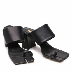 Mules Et Sandales Tongs CARINII - B6257 353-000-000-000 Noir 10 Mules Et Sandales Tongs CARINII - B6257 353-000-000-000 Noir -Carinii Soldes 0000209433746 06 rz